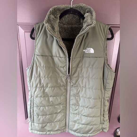 The North Face Jackets & Blazers - NWOT The North Face women’s Green Quilted reversible vest Large